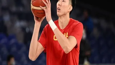 2026最新转会资讯篮球比赛直播：詹姆斯加盟76人，字母哥加盟热火，巨星组队时代全面开启